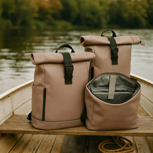 je ziet een bootje die op een meer ligt en in dat bootje zie je een pink achtige kleur met allemaal hoeken van de tas