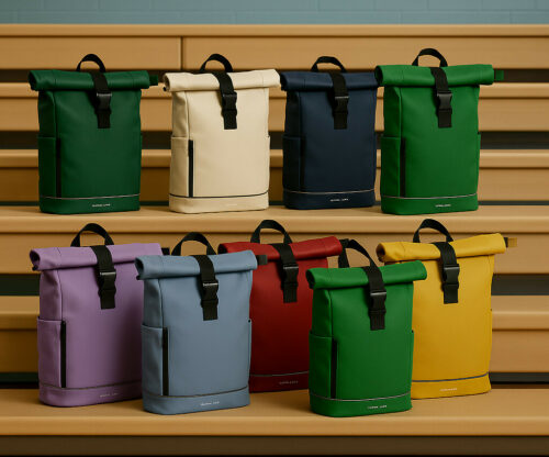 je ziet 9 tassen dezelfde tassen op een tribune zitten allemaal een andere kleur het merk van de tassen is daniel ray en is water afstodent