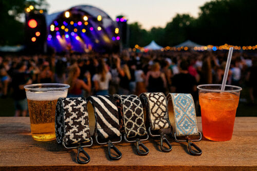 je ziet 5 schouderbanden met een drankje naast hun die op een festival zijn en ze hebben het na hun zien kan ik je vertellen