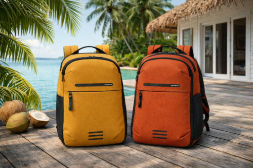 je ziet de tassen Samsonite Moderny Underseater Backpack XS in het rood en geel aan een tropisch eiland met water palmbomen kokosnoten